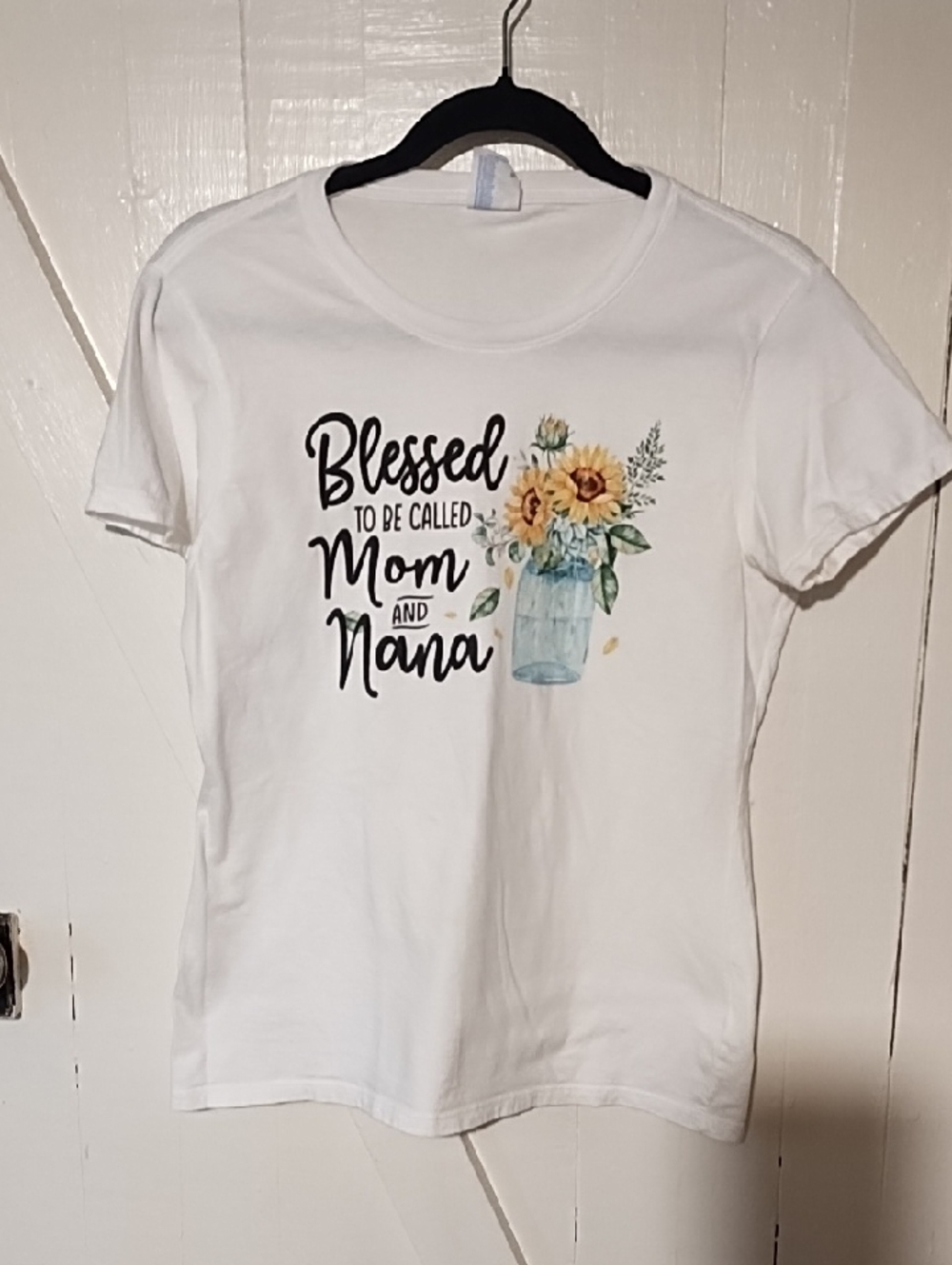 Port and Company White Tee with Sunflower Mason Jar Graphic Mom Tee Medium EUC.